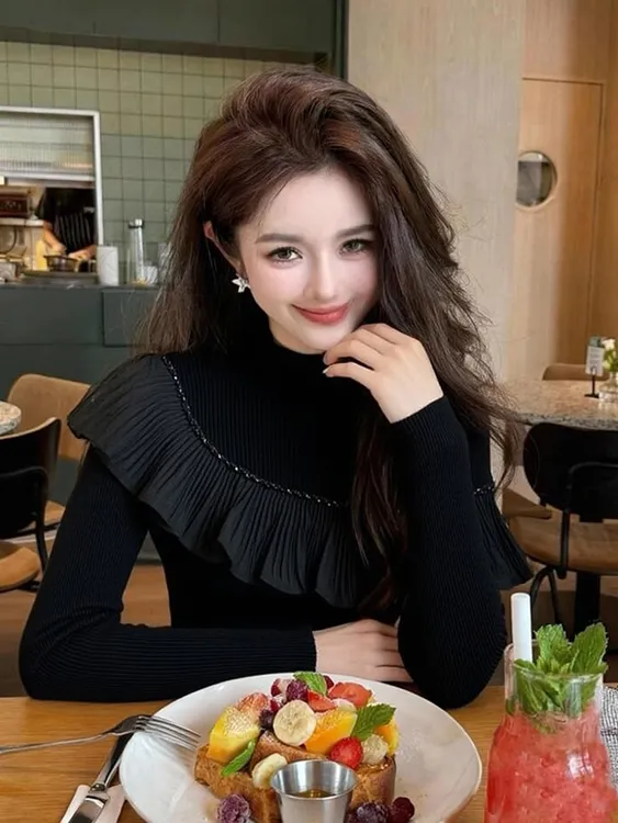 小众不撞款黑色荷叶边针织衫女2025冬季新款韩系气质修身显瘦毛衣