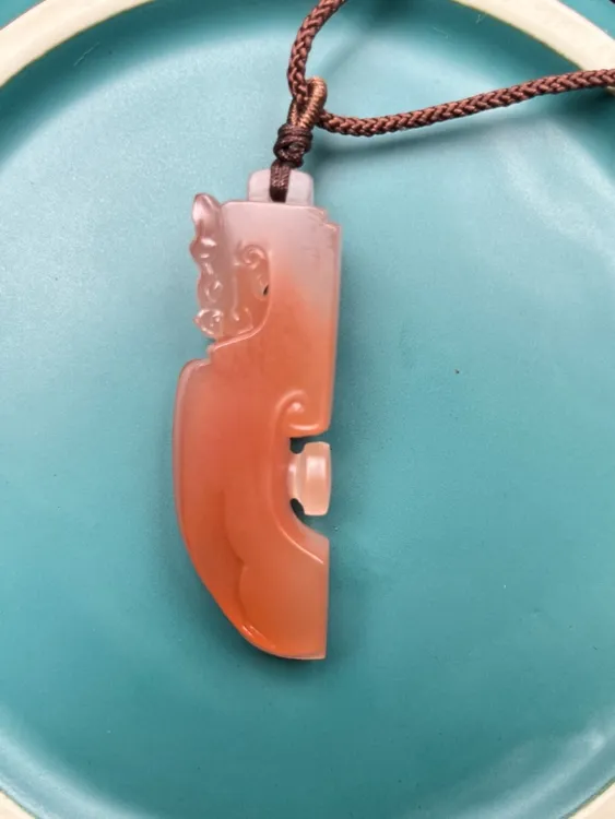 南红玛瑙仿古龙勾60.9×19.2×14.4毫米