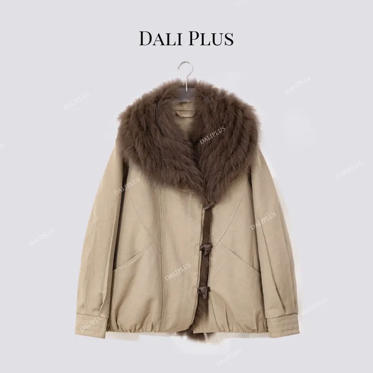 DALI PLUS狐狸毛派克90白鹅绒服”牛角扣保暖外套轻装滑-D5CH5403