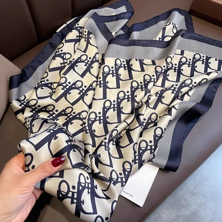 新款丝巾女洋气百搭时尚感70方巾网红护颈领巾春秋丝巾搭配衣服