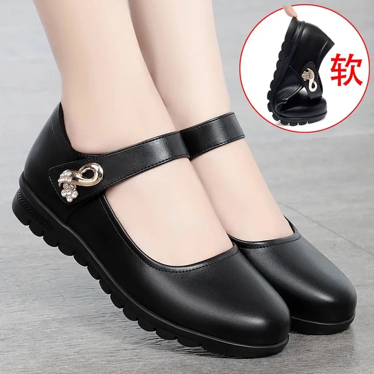 品牌断码真软皮妈妈鞋女单鞋平底女鞋2025新款春秋季女士一字扣