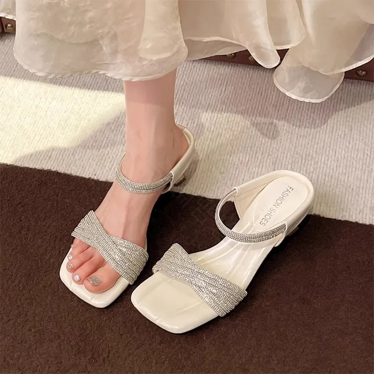 新款夏日方头凉鞋女休闲薄款不累脚防滑橡胶底拖鞋水钻装饰超纤皮