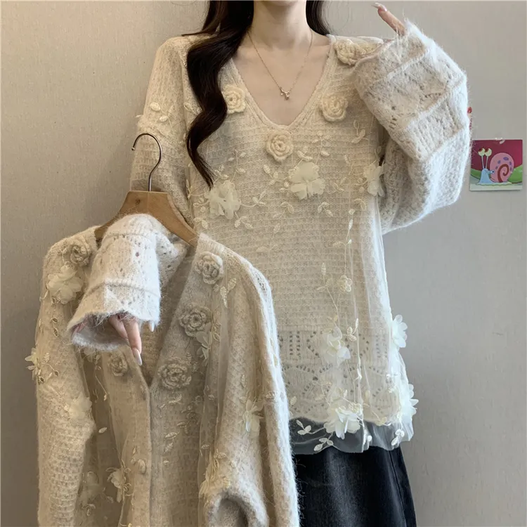 杏色V领立体花朵蕾丝拼接针织衫秋冬大码胖mm法式独特漂亮毛衣女