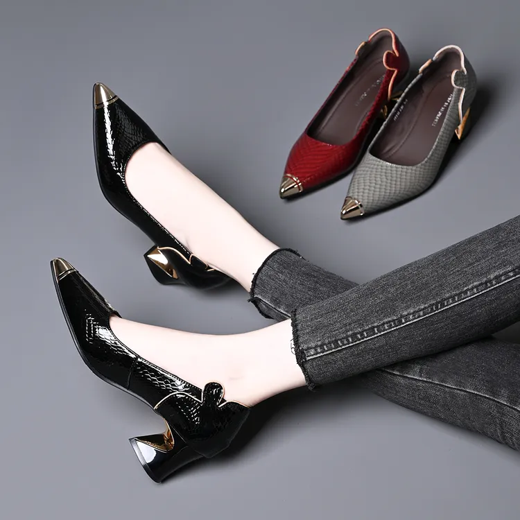 头层牛皮尖头浅口单鞋女春秋新款蛇纹百搭粗跟一脚蹬舒适高跟女鞋