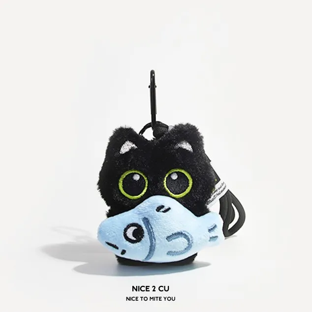可爱呆萌抱小鱼大眼黑猫毛绒玩偶情侣包挂件创意苹果小黑猫钥匙扣