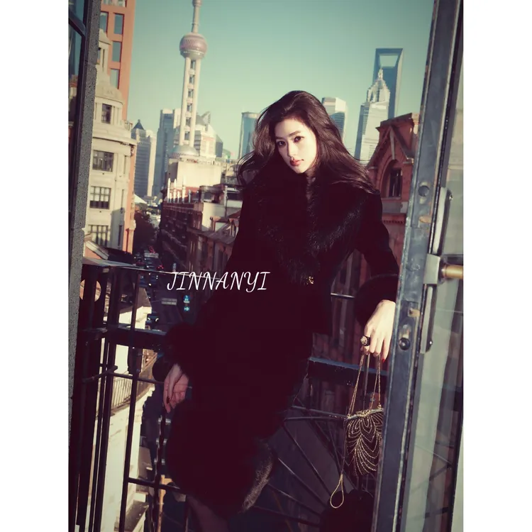 金南一狐狸毛领黑色修身外套+丝绒半裙套装0202411317