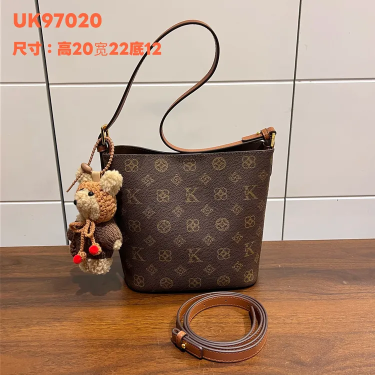 UK2025秋冬新款潮流时尚水桶包单肩斜跨包