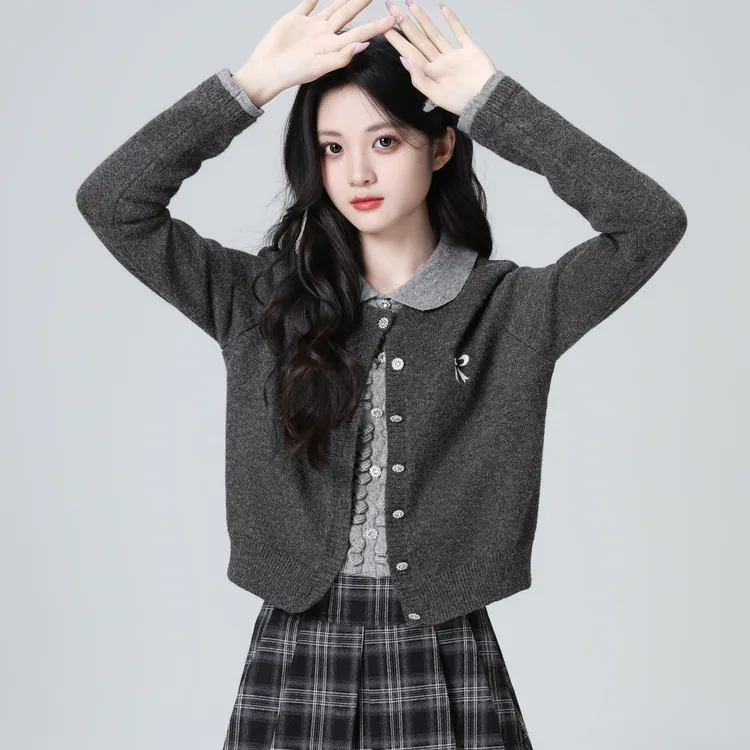 灰色polo领假两件针织开衫女春秋2025秋新款撞色翻领毛衣短款上衣