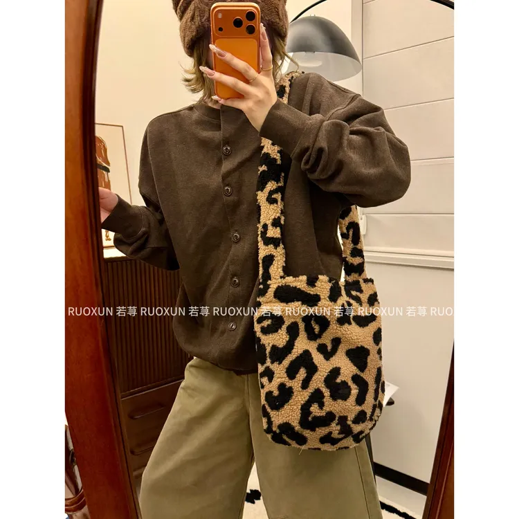 古灵精怪毛绒可爱包包女秋冬韩系豹纹斜挎包软糯百搭羊羔毛单肩包