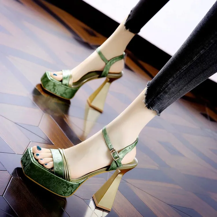 新中式刺绣露趾凉鞋女2025夏季新款优雅防水台一字带粗跟超高跟鞋