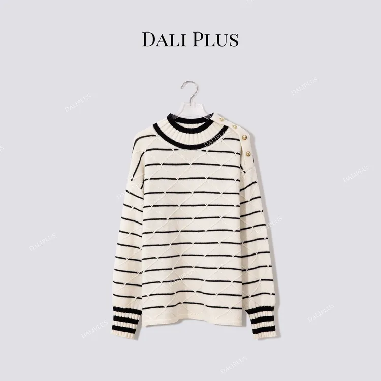 DALI PLUS“条纹菱纹毛衣”羊毛混纺不规则金扣针织-D5SZ8216