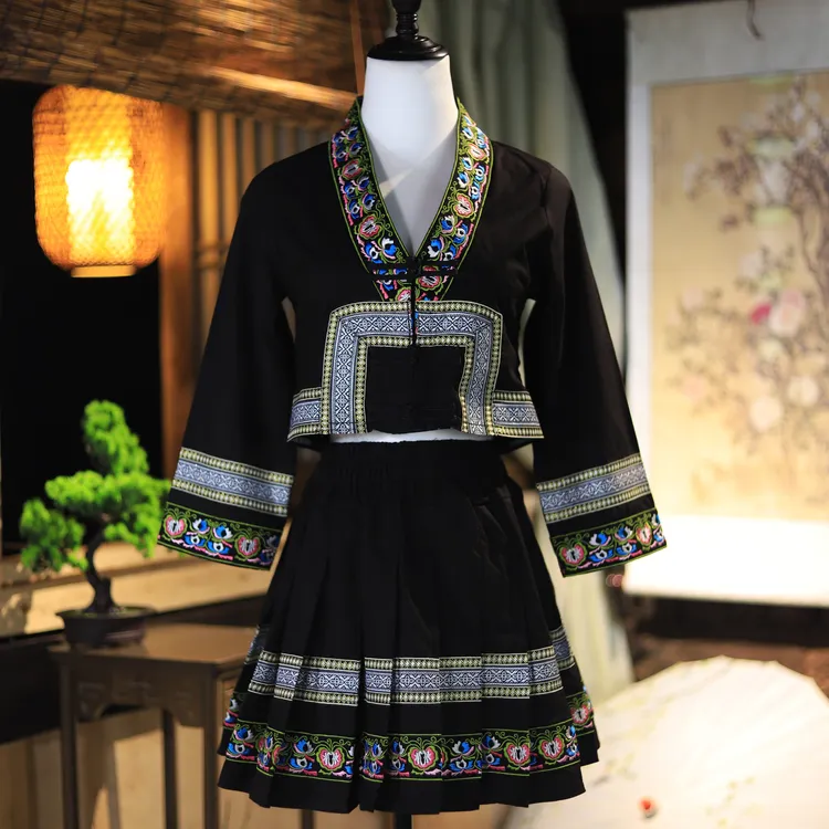 女士民族风舞台表演与日常穿着服装短款壮族布依族苗族短裙套装