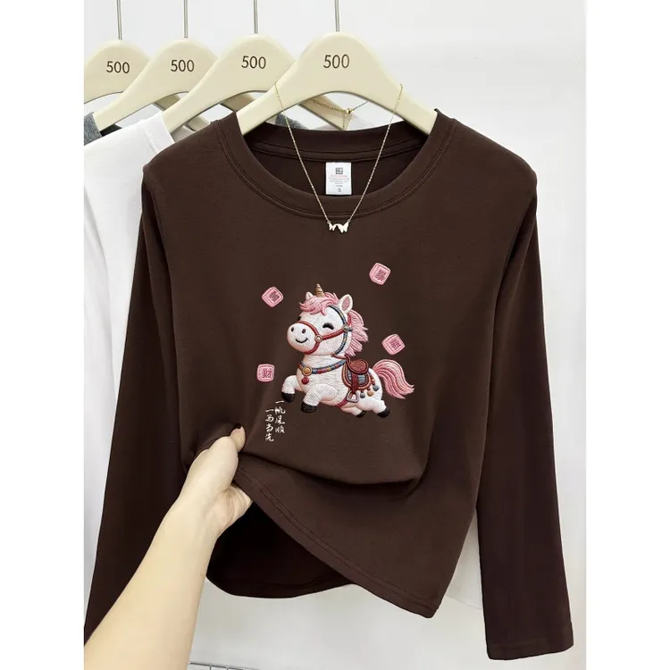 小马印花圆领正肩长袖t恤女2026新款微胖大码穿搭打底衫显瘦上衣