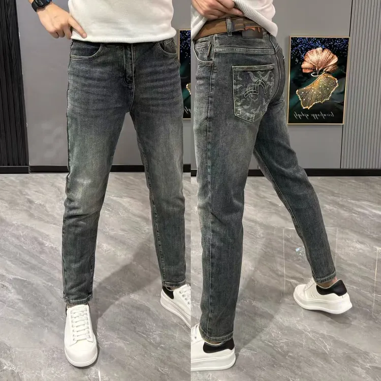 牛仔裤男款爆款2026新款男裤深色百搭小脚裤时尚裤兜印花长裤舒适