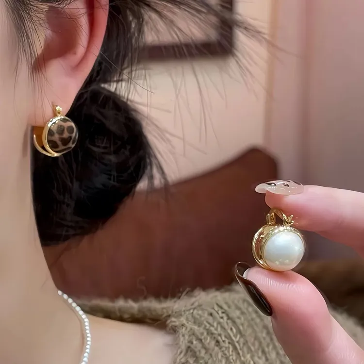 铜合金仿珍珠耳饰 独特设计时尚豹纹珍珠两面戴耳钉个性高级感