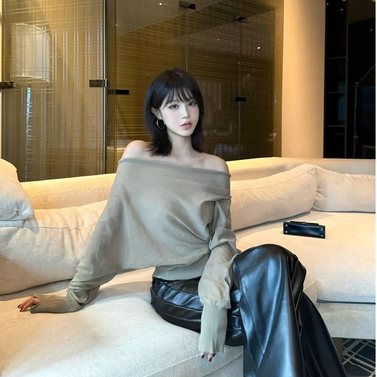 气质高级感一字斜肩荡领针织衫慵懒风宽松休闲上衣女黑色pu皮裤