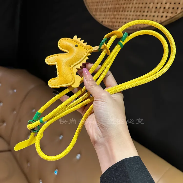 小众黑色皮质卡通小马斜挎手机挂绳包包背带挂饰手机挂绳通用挂件