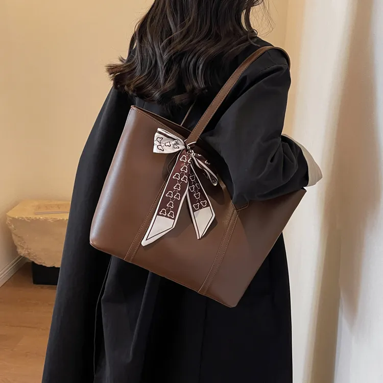 大容量女包通勤潮春季单肩托特包包女款爆款2025新款硬底简约百搭