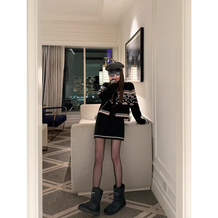 节日感费尔岛小狗时尚显瘦气质复古毛衣短款针织冬季黑色秋冬套装