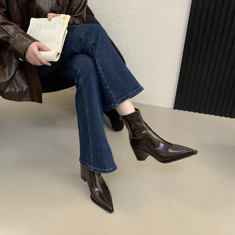 2025秋冬新款流光风尖头棕色显瘦短靴女粗跟设计感小众高跟马丁靴
