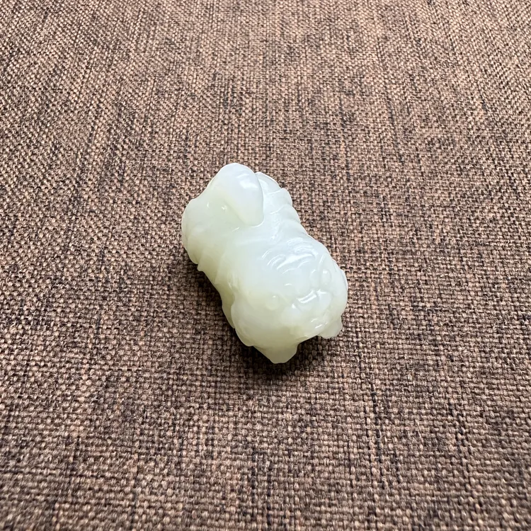 和田玉新疆且末青白山料油脂白立体雕刻虎子生肖虎小老虎萌虎吊坠
