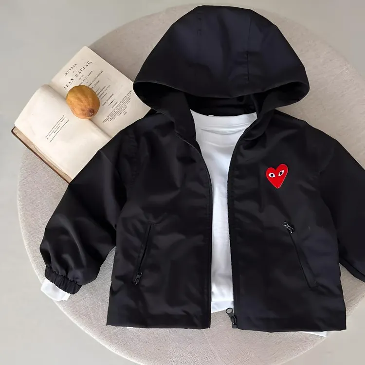 儿童潮牌外套男2025春秋中小童纯色夹克宝宝爱心连帽冲锋衣女洋气
