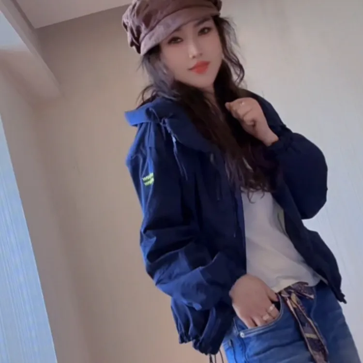 连帽长袖冲锋衣短外套女2025秋宽松减龄时尚上衣
