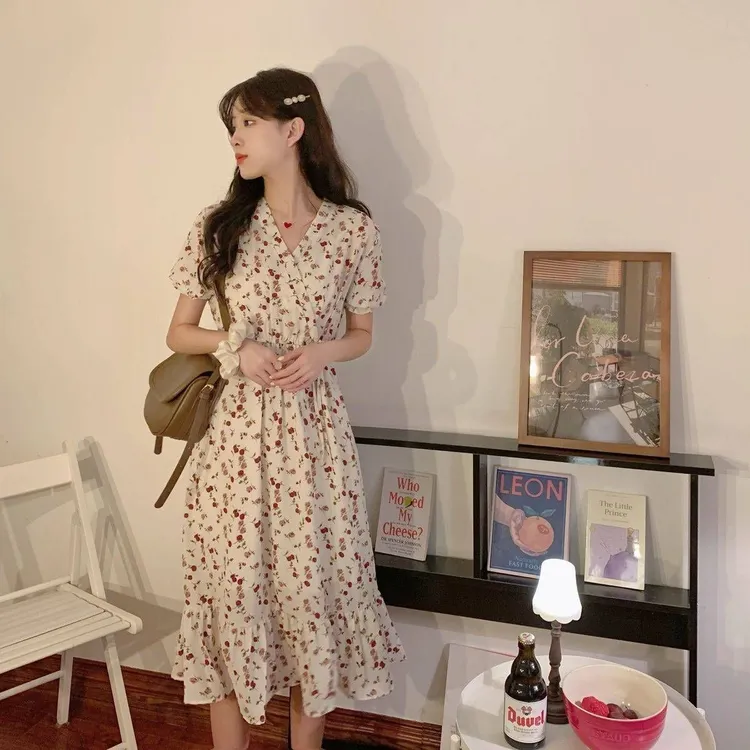 法式气质碎花v领连衣裙女夏季新款小众设计感收腰显瘦过膝长裙子