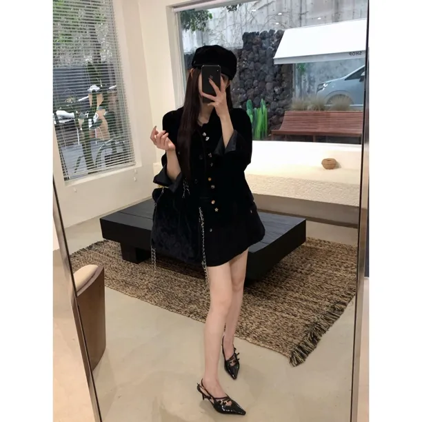 【赵小小&温莎古堡】8678 秋季新款重工纽扣丝绒复古气质黑色外套女
