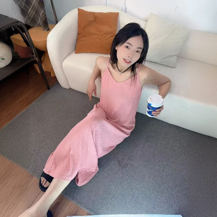 大码女装夏季高级感无袖吊带裙胖mm遮肚子宽松显瘦沙滩褶皱连衣裙