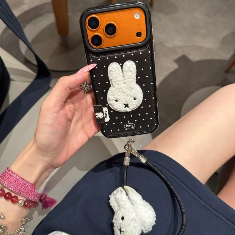 ins风黑色波点毛绒兔子适用苹果17promax手机壳16保护套15/14/13