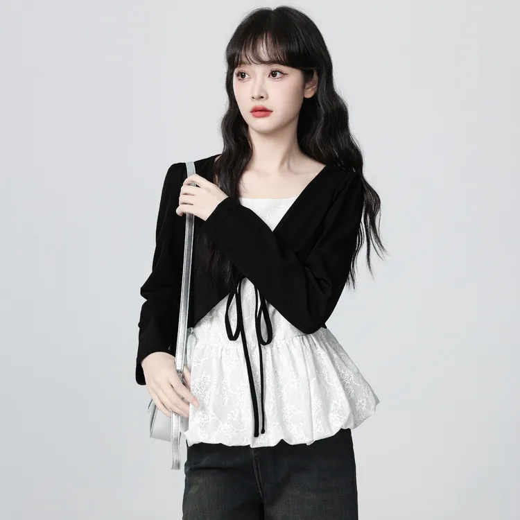 法式黑色假两件长袖T恤女春秋2025秋季新款V领系带蕾丝拼接短上衣