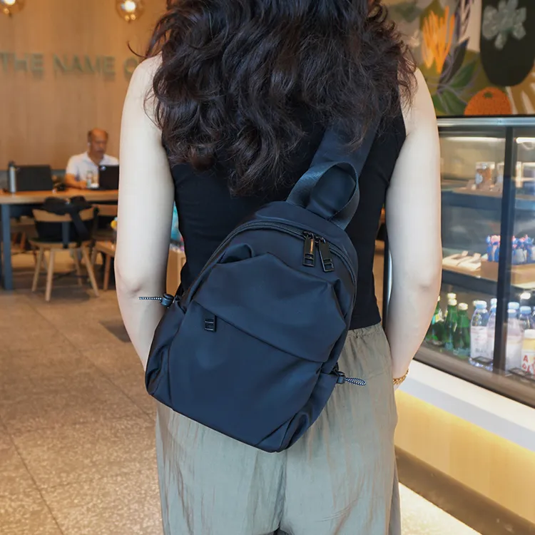 新款2025时尚轻便高级感骑行单肩斜挎包女包松弛感百搭休闲胸包潮