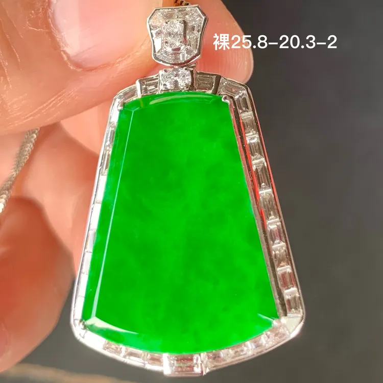 高冰满绿无事牌天然翡翠吊坠 镶嵌精致