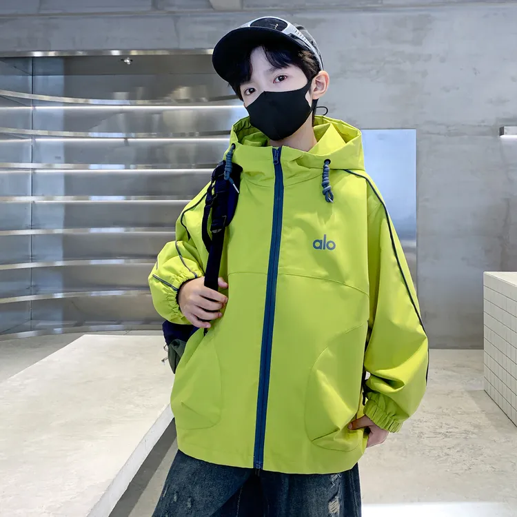 儿童装男童秋装外套2025新款中大童春秋款男孩秋季工装帅气冲锋衣