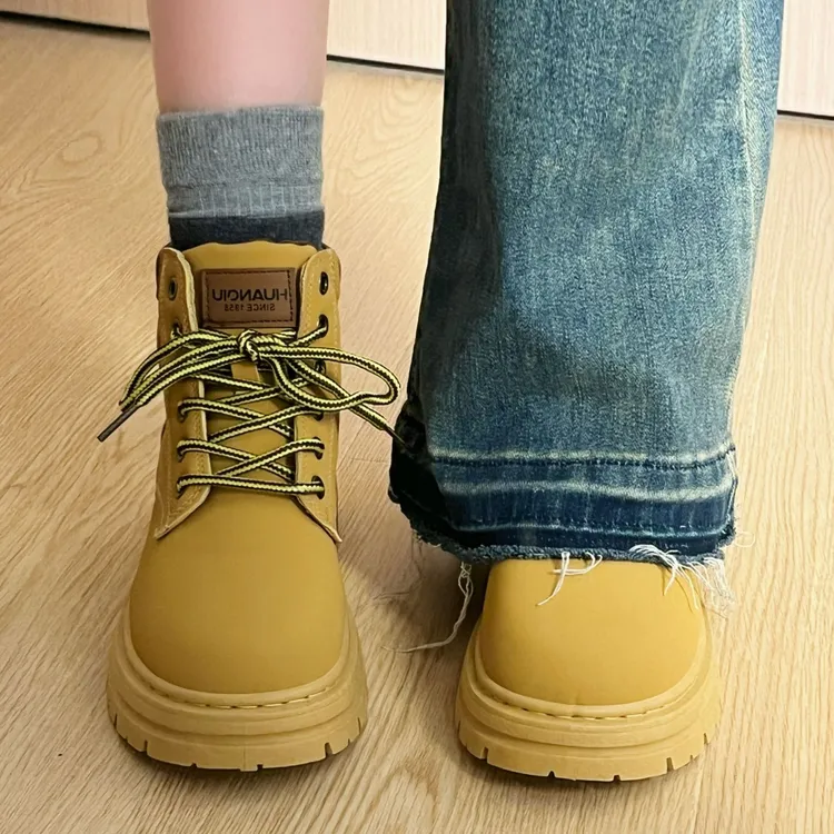 环球登山马丁靴女2025秋季新款英伦时尚靴子百搭琥珀流光风大黄靴