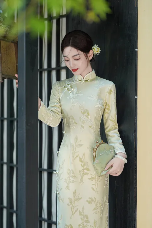 绿色旗袍2025年秋季新款气质改良复古年轻少女长款日常显瘦连衣裙