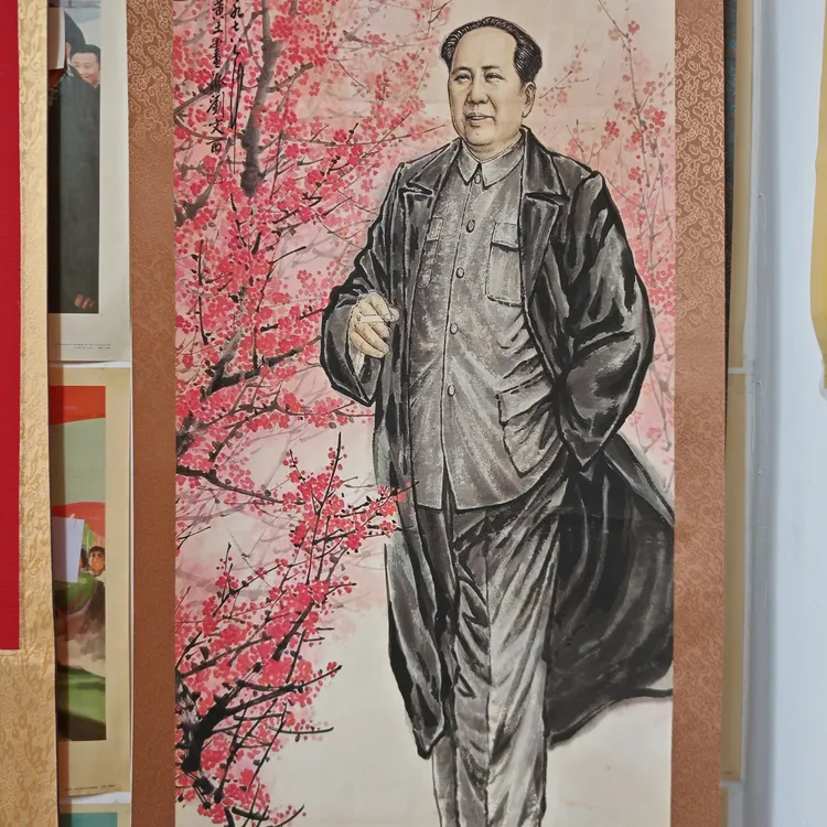 宣纸矿物质颜料印刷，绫布装裱，实木轴头