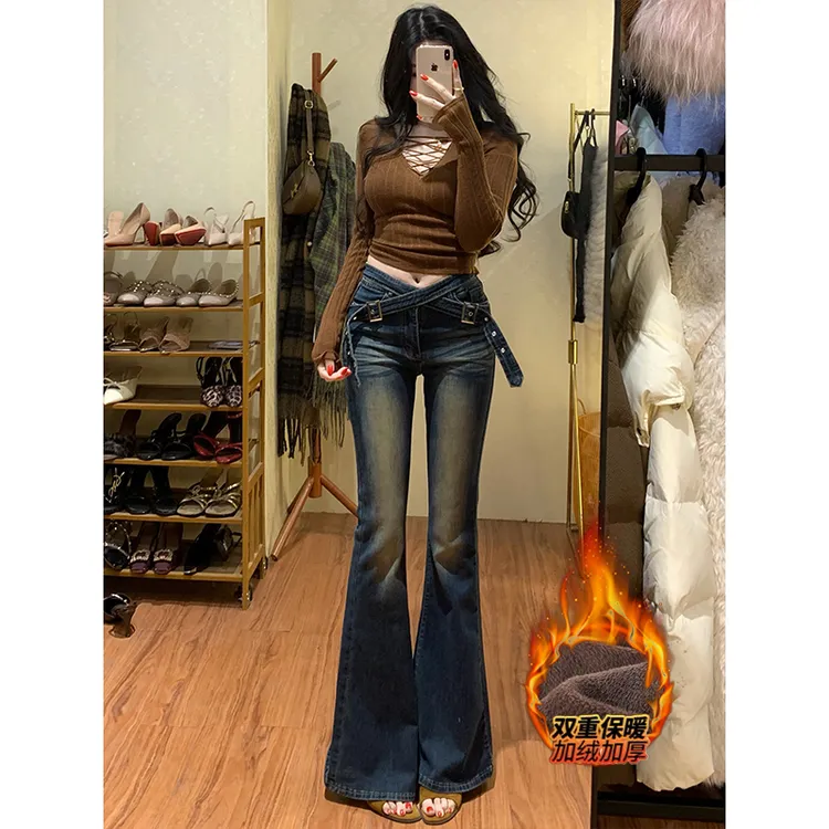 复古辣妹交叉腰带中低腰加绒牛仔裤女2025年冬季设计感显瘦微喇裤