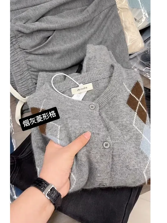 2025年秋冬季新款韩系简约风圆领针织开衫女时尚百搭显瘦上衣潮