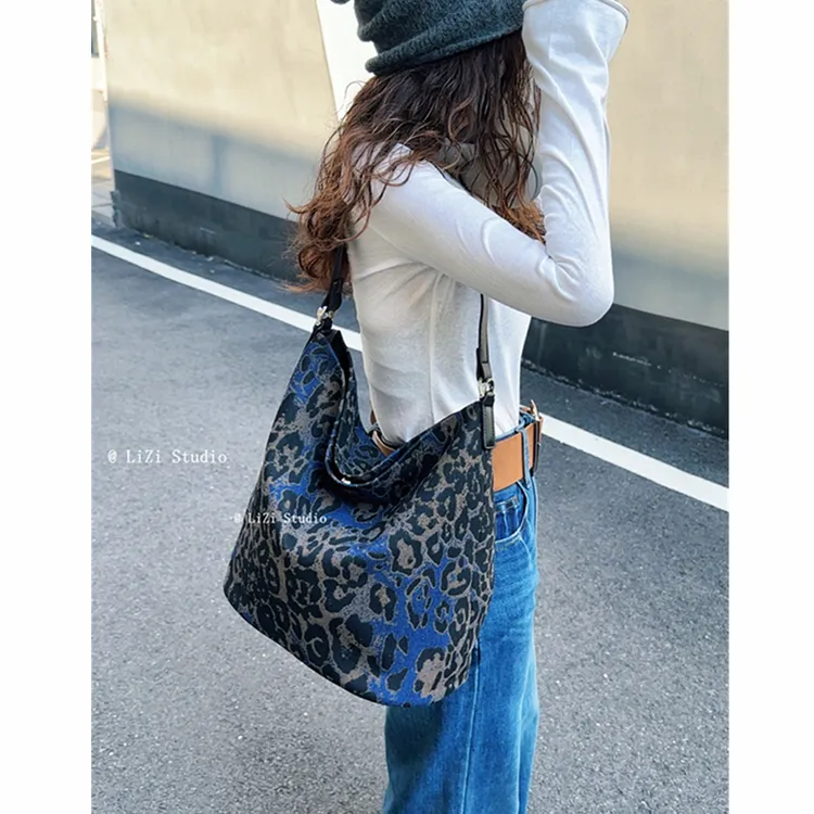 欧美时尚水桶包小众蓝色豹纹托特包斜挎包单肩包休闲大容量手提包
