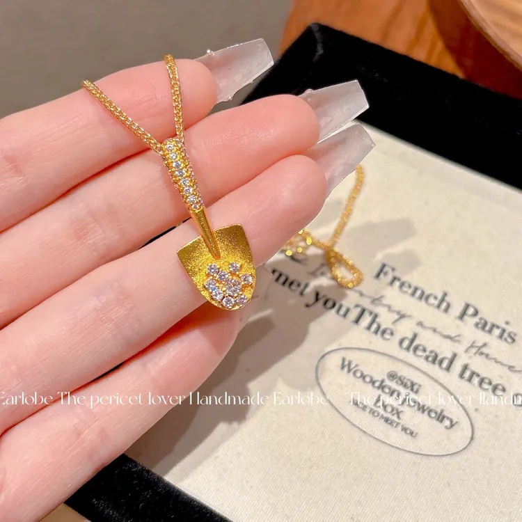 铜锆石项链 高保色新款简约个性可爱锆石小金铲吊坠锁骨链高级项