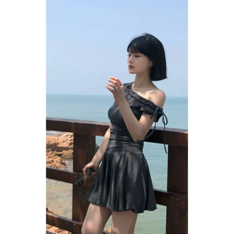 MARIE.COCO韩系纯欲少女感灰色不规则斜肩木耳边上衣花苞短裙套装