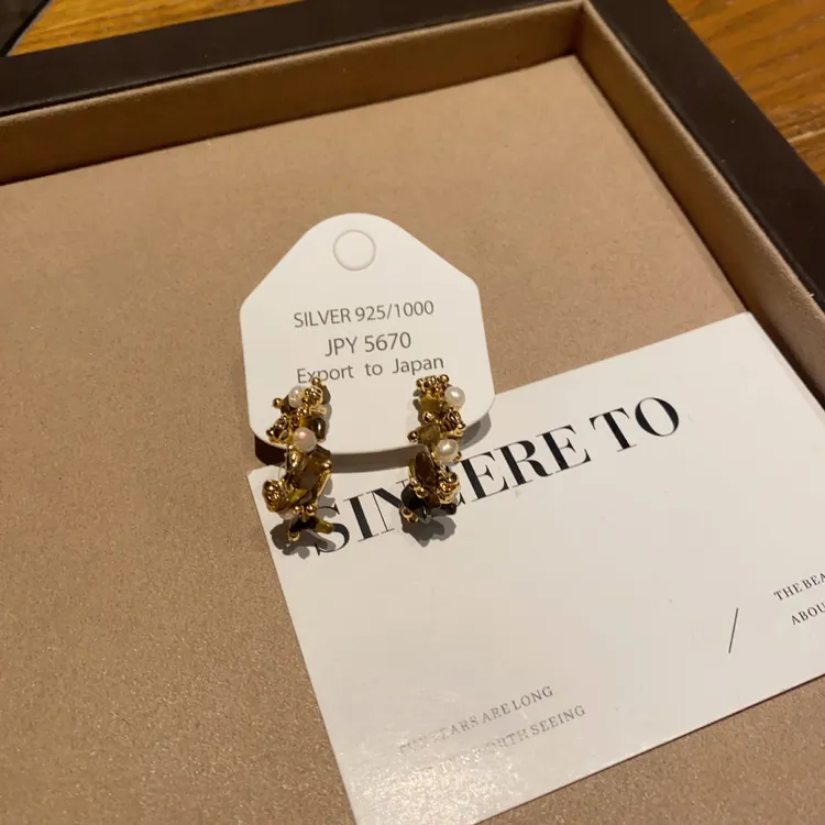 铜合金亚克力耳饰 金色C圈美拉德淡水珍珠花朵缠绕高级小众耳环