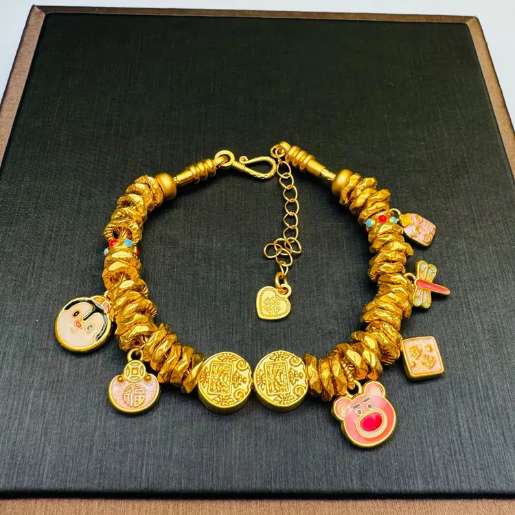 #足金999黄金珐琅彩盘缠草莓熊卡通提溜可爱五路财神（赠合金链）