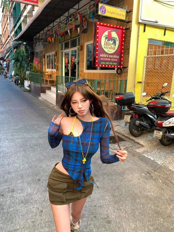 美式辣妹格纹设计感不规则露肩长袖上衣两件套性感包臀工装短裙女