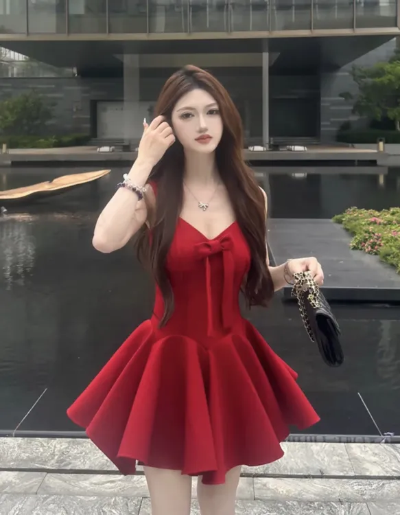 法式千金风蝴蝶结吊带连衣裙子女高级感收腰气质红色百褶短裙夏季