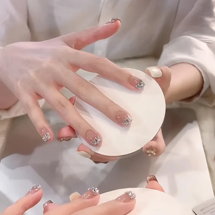 【指尖钻】爆闪碎钻新款纯手工穿戴甲短款裸色日常法式显白美甲片