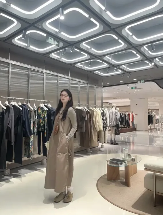 一整套ootd穿搭韩系慵懒高级松弛感穿搭咖色背带连衣裙T恤套装女