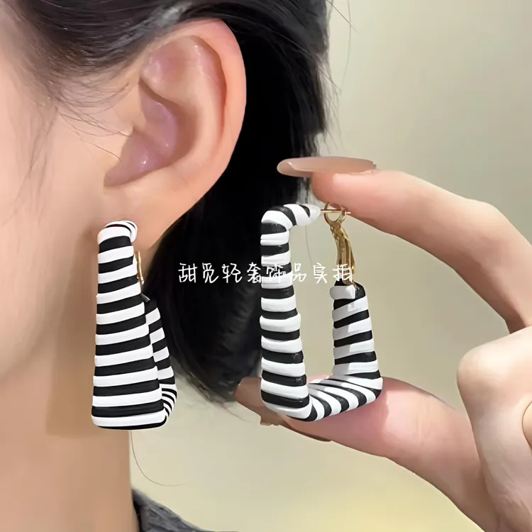 合金皮质耳饰 秋冬黑白方形耳坠百搭复古气质轻奢耳环棋盘格简约i